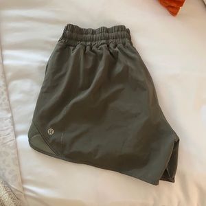 Lululemon size 12 hotty hot shorts 4 inch